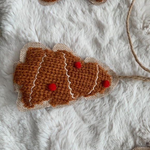Peppermint Square Gingerbread Man Christmas Garland - Picture 5 of 14